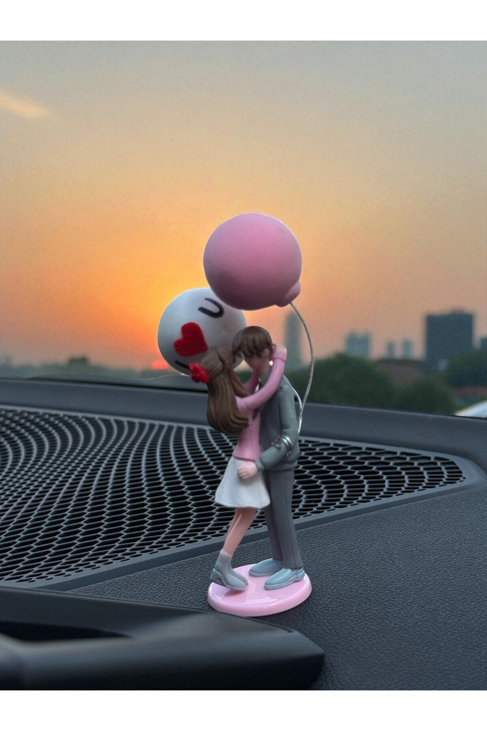 Sevgiliye Hediye Araç İçi Aksesuarı – Balon Tutan Çift Romantik Dekor - 11 cm
