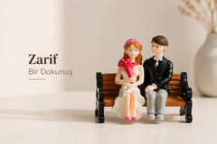 Sevgiliye Hediye Araç İçi Aksesuarı – Bankta Oturan Çift Romantik Dekor - 5x5 cm