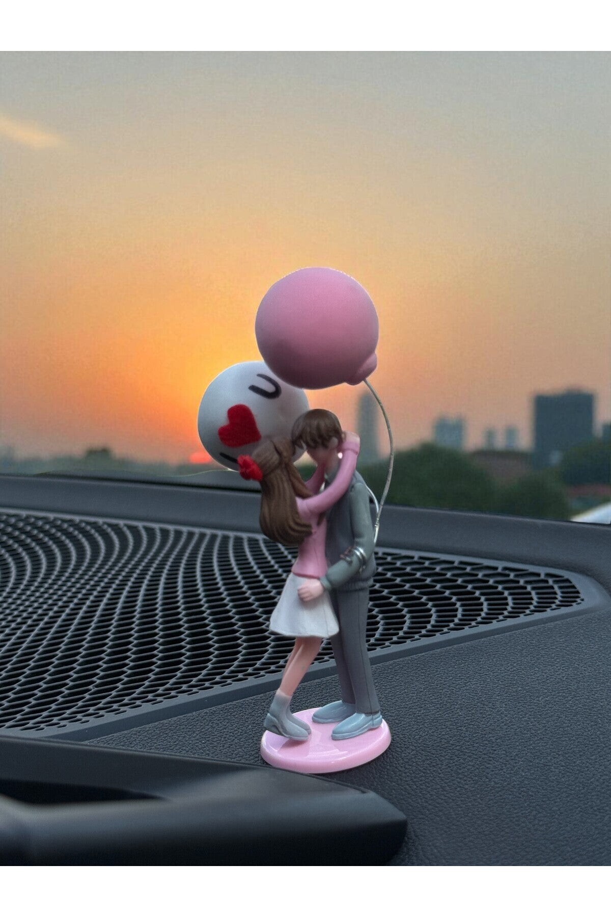 Sevgiliye Hediye Araç İçi Aksesuarı – Balon Tutan Çift Romantik Dekor - 11 cm