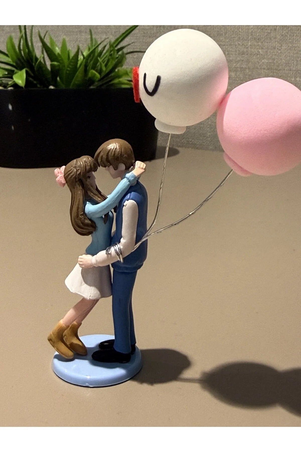 Sevgiliye Hediye Araç İçi Aksesuarı – Balon Tutan Çift Romantik Dekor ( Mavi ) - 11 cm