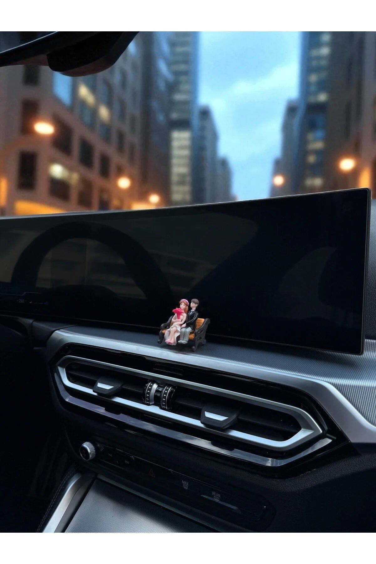 Sevgiliye Hediye Araç İçi Aksesuarı – Bankta Oturan Çift Romantik Dekor - 5x5 cm