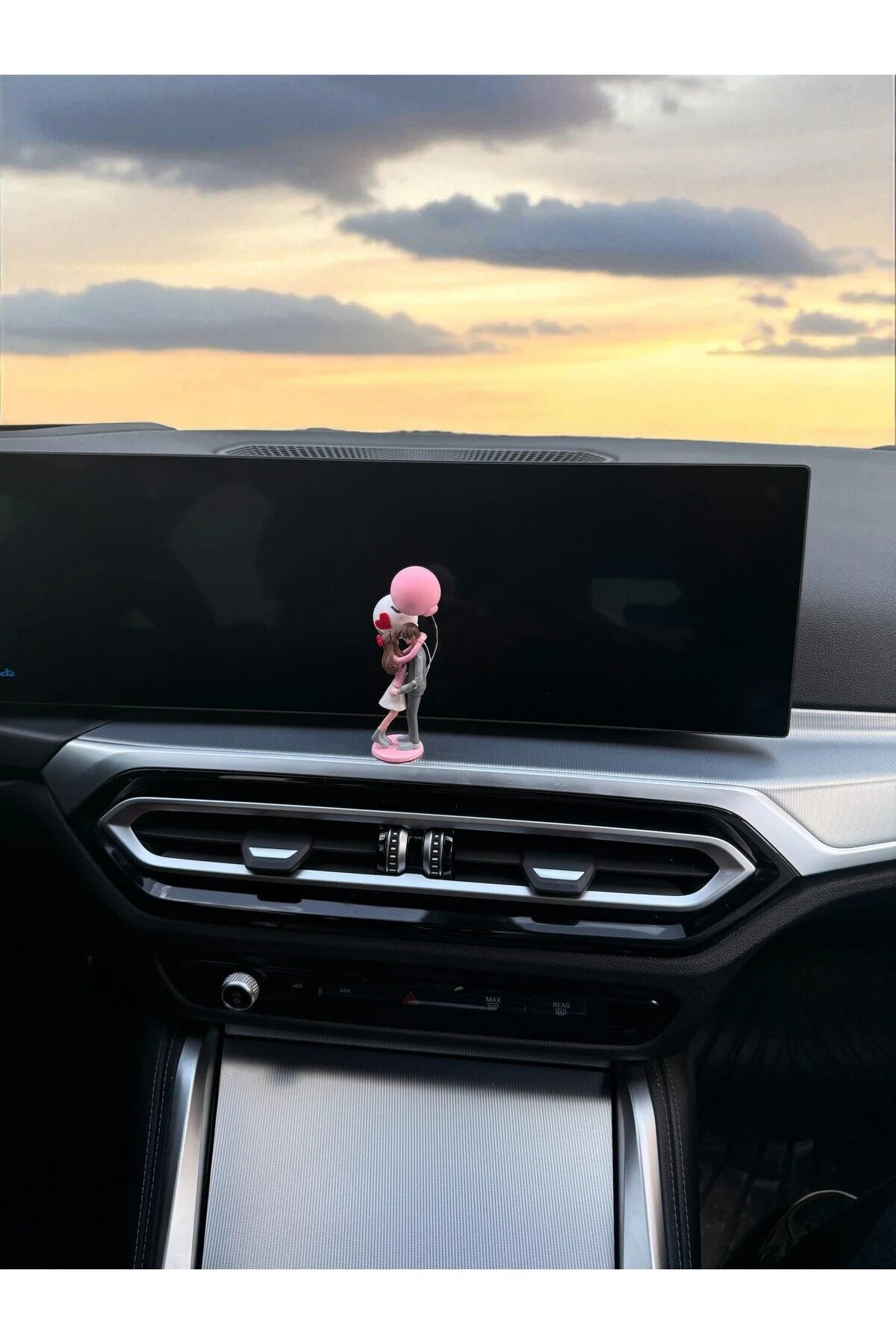 Sevgiliye Hediye Araç İçi Aksesuarı – Balon Tutan Çift Romantik Dekor - 11 cm