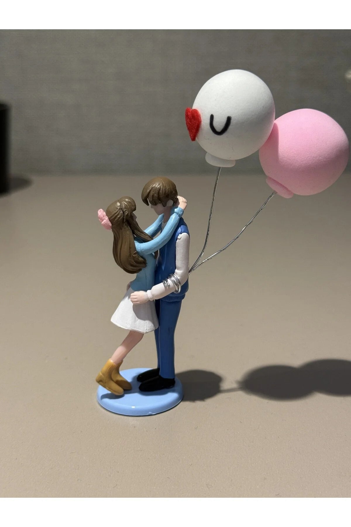 Sevgiliye Hediye Araç İçi Aksesuarı – Balon Tutan Çift Romantik Dekor ( Mavi ) - 11 cm