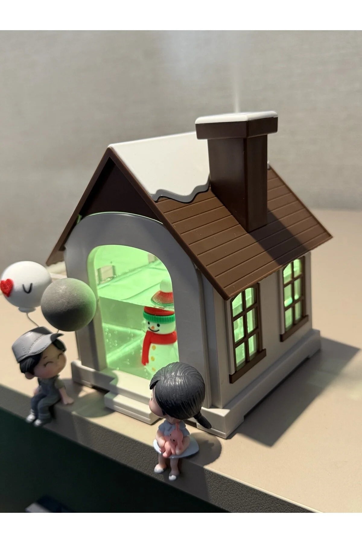 Kar Tasarımlı LED Işıklı Ev & Sevimli Çift Figürlü Hediye Seti – Gece Lambası & Buhar Nemlendirici