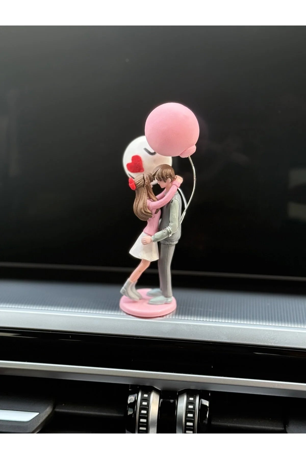 Sevgiliye Hediye Araç İçi Aksesuarı – Balon Tutan Çift Romantik Dekor - 11 cm