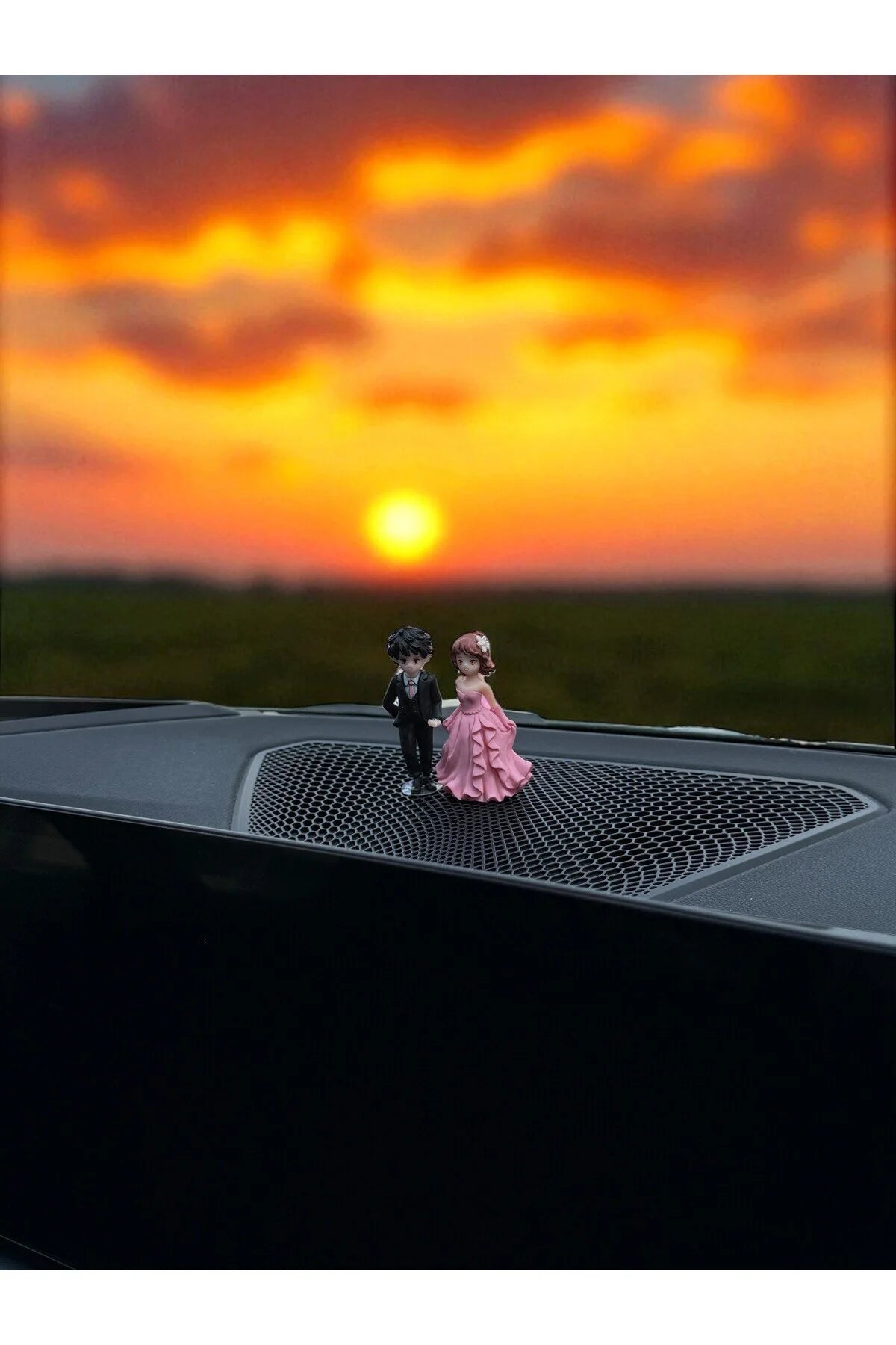 Romantik Çift Torpido Aksesuarı – Pembe Elbiseli Figür Dekoratif Hediyelik - 8 cm