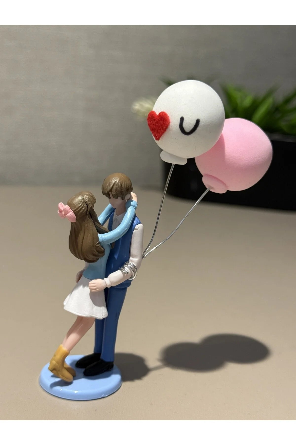 Sevgiliye Hediye Araç İçi Aksesuarı – Balon Tutan Çift Romantik Dekor ( Mavi ) - 11 cm