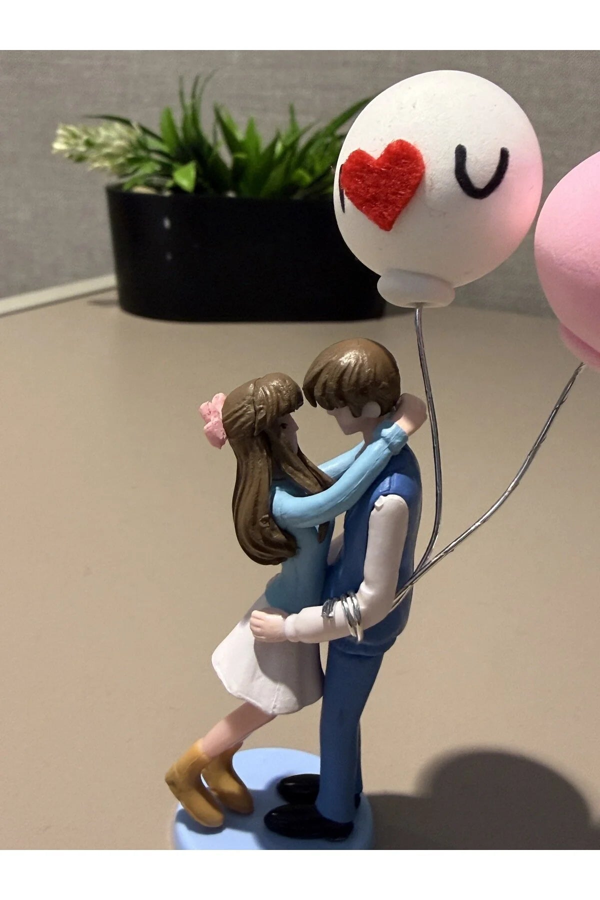 Sevgiliye Hediye Araç İçi Aksesuarı – Balon Tutan Çift Romantik Dekor ( Mavi ) - 11 cm