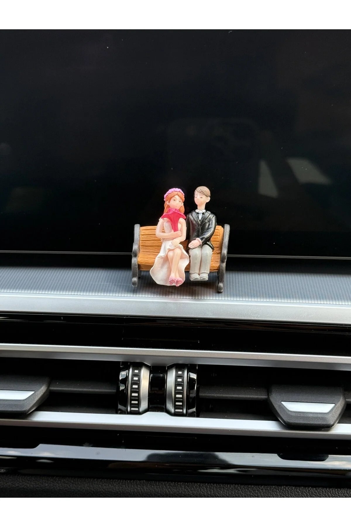 Sevgiliye Hediye Araç İçi Aksesuarı – Bankta Oturan Çift Romantik Dekor - 5x5 cm