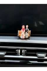 Sevgiliye Hediye Araç İçi Aksesuarı – Bankta Oturan Çift Romantik Dekor - 5x5 cm