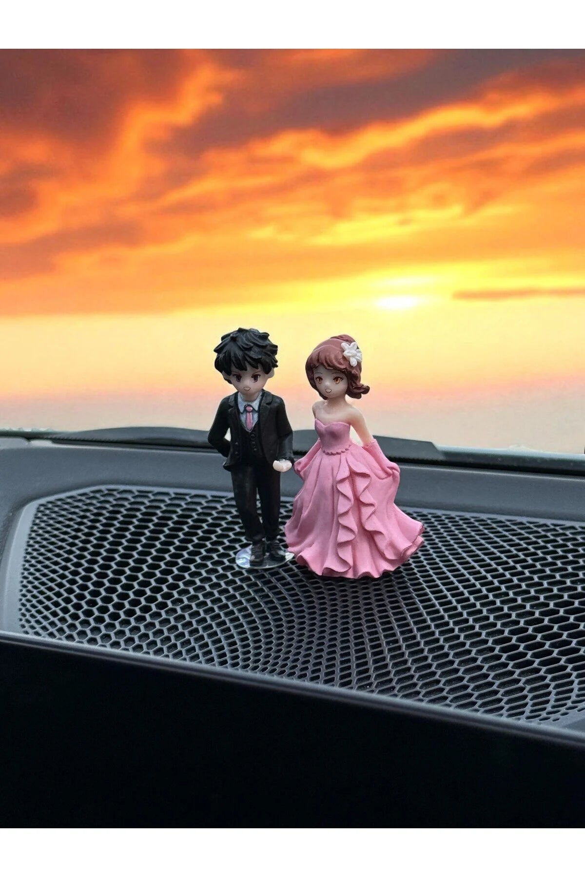 Romantik Çift Torpido Aksesuarı – Pembe Elbiseli Figür Dekoratif Hediyelik - 8 cm