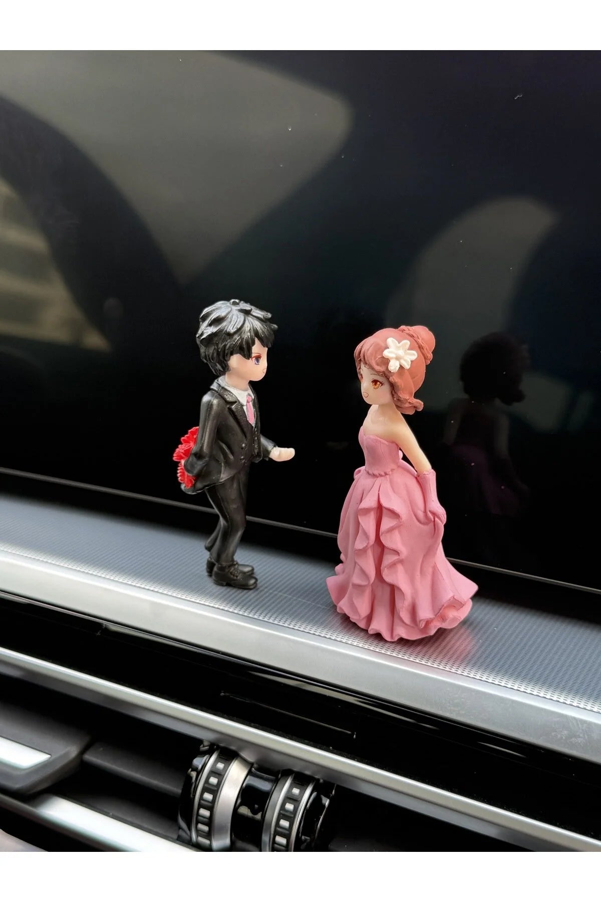 Romantik Çift Torpido Aksesuarı – Pembe Elbiseli Figür Dekoratif Hediyelik - 8 cm