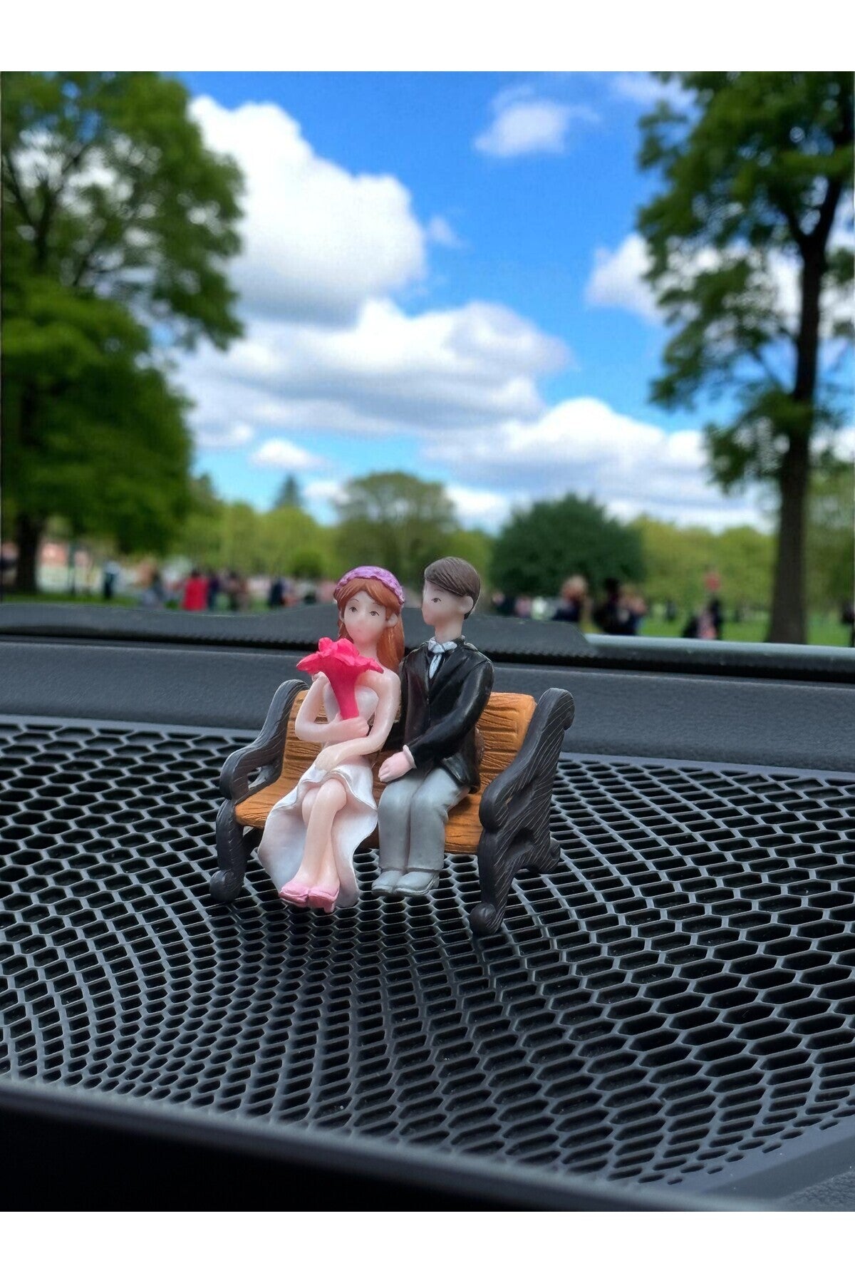 Sevgiliye Hediye Araç İçi Aksesuarı – Bankta Oturan Çift Romantik Dekor - 5x5 cm