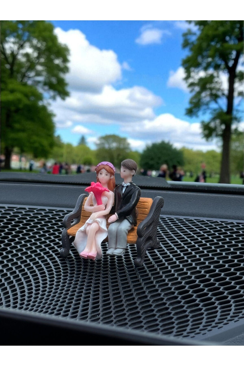 Sevgiliye Hediye Araç İçi Aksesuarı – Bankta Oturan Çift Romantik Dekor - 5x5 cm